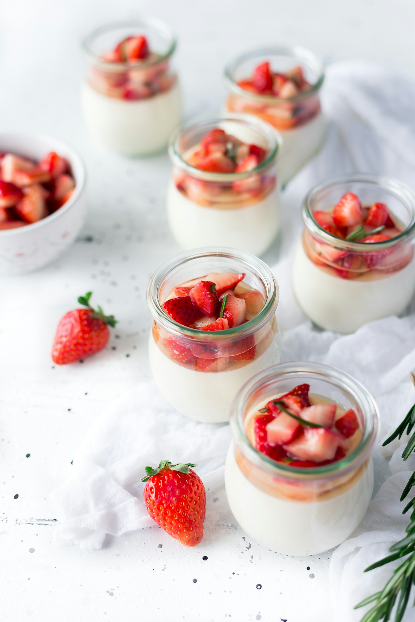 Fig and caramel dessert with mascarpone