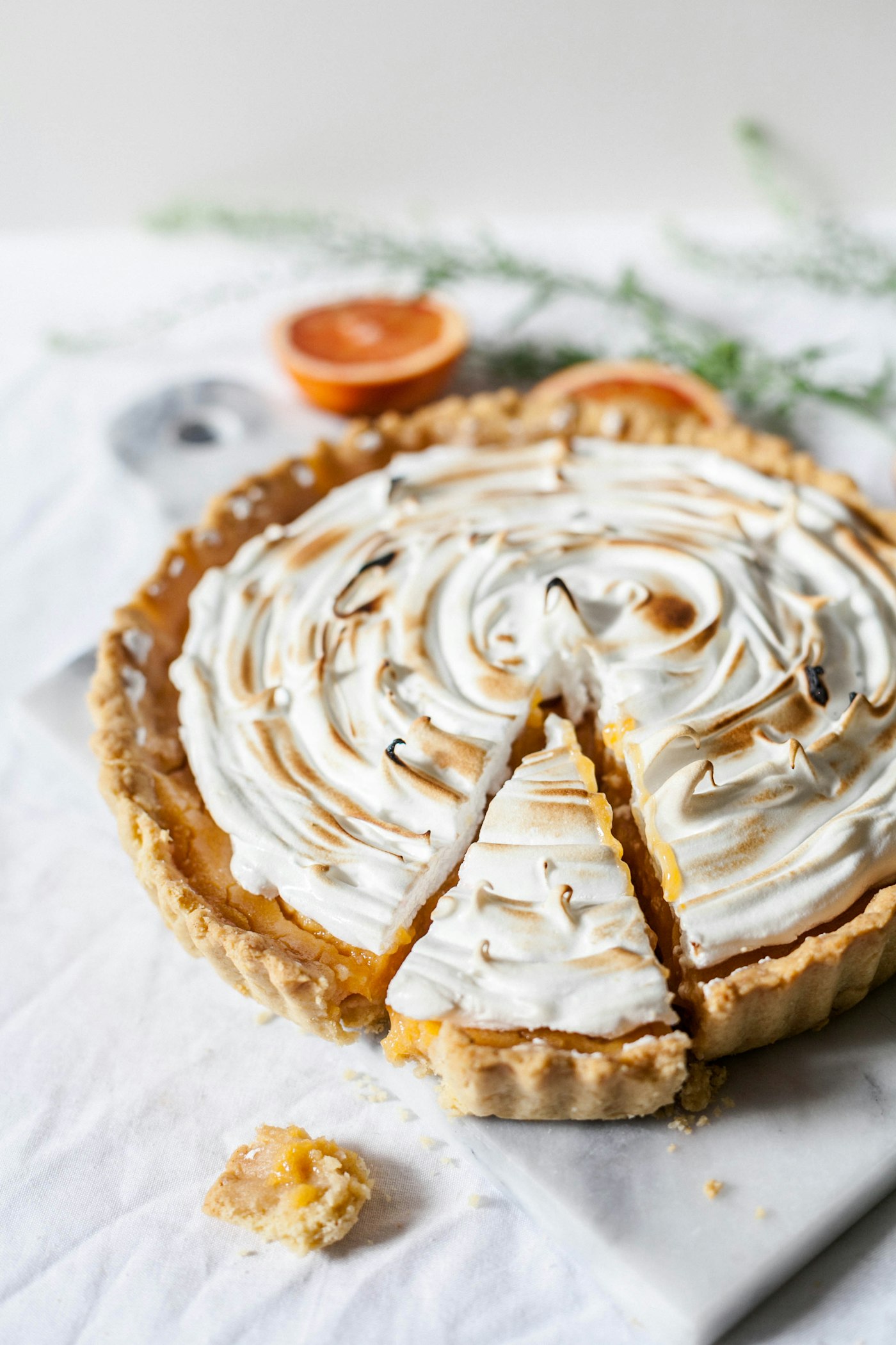 Lemon cloud with meringue and cream