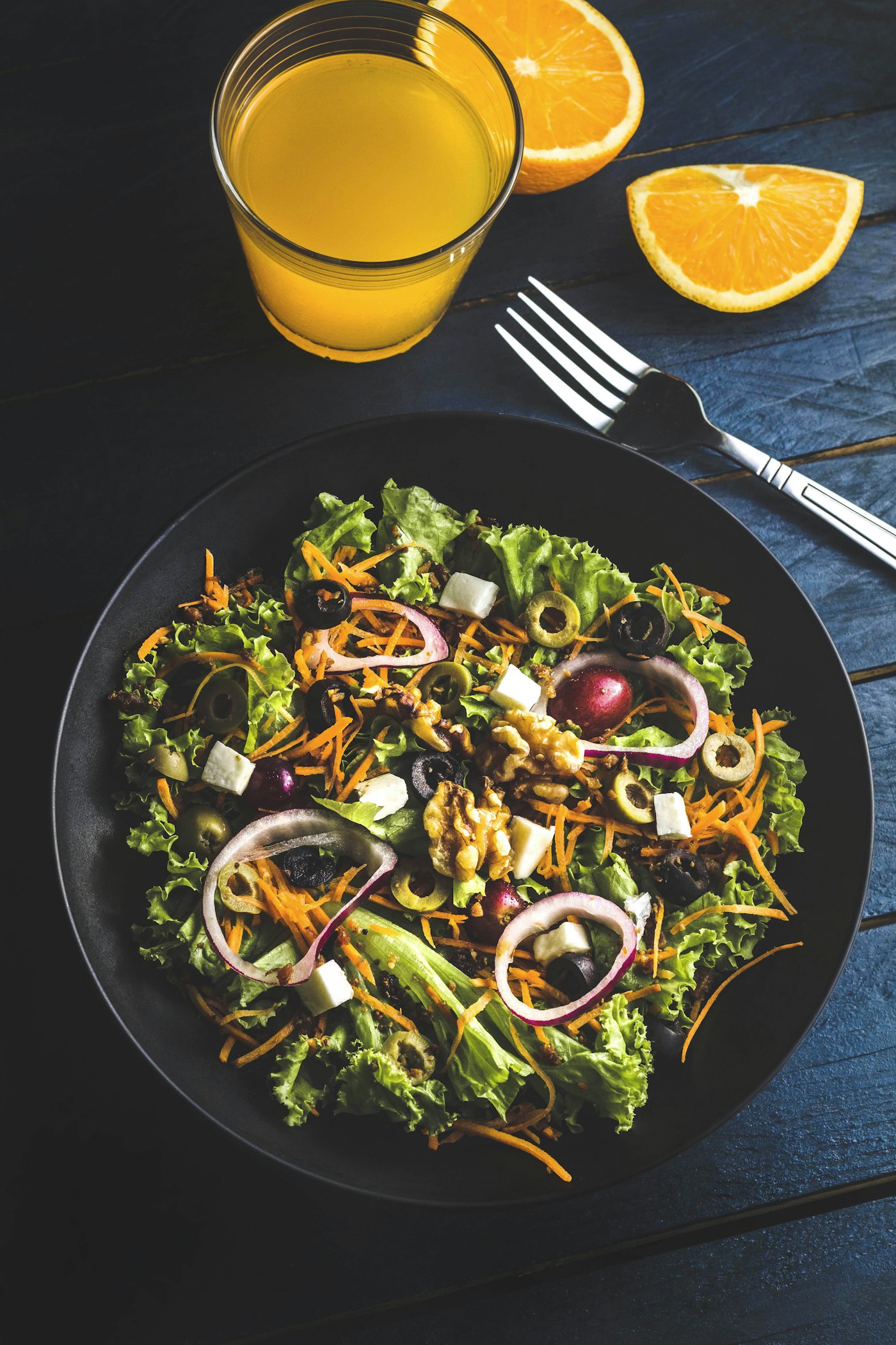 Green salad with lemon and oil